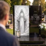 osoba przy nowoczesnym nagrobku z szklanym panelem Jezusa na cmentarzu