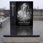szklana tablica na pomnik ze zdjęciem kobiety zamontowana na nagrobku