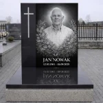 szklana tablica nagrobna z portretem mężczyzny zamontowana na pomniku