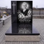 tablica nagrobna ze szkła na pomnik z portretem kobiety i motywem kwiatowym