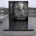 tablica nagrobna ze zdjęciem na szkle hartowanym zamontowana na pomniku