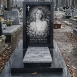 tablica ze zdjęciem na nagrobek ze szkła z portretem kobiety zamontowana na pomniku