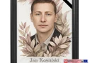 Zdjęcie pogrzebowe wykonane z dowodu osobistego – portret zmarłego w czarnej ramie z roślinną kompozycją