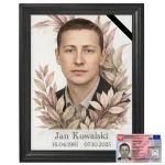 Zdjęcie pogrzebowe wykonane z dowodu osobistego – portret zmarłego w czarnej ramie z roślinną kompozycją