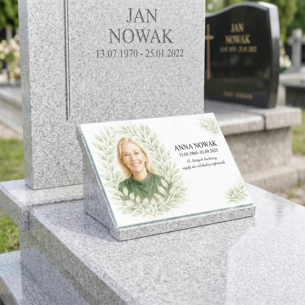 tablica nagrobna z kolorowym portretem i personalizowanym napisem