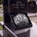 Placa conmemorativa de cristal con retrato, flores y fechas para lápida