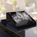 Placa de vidrio con nombre y fechas y retrato grabado para lápida