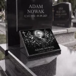 szklana tablica nagrobkowa z fotografią zmarłego, krzyżem i personalizowanym napisem
