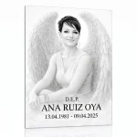 Placa de vidrio con nombre y fechas y retrato de ángel para lápida
