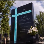 Krzyż asymetryczny ze szkła fusingowego wmontowany w czarny pomnik granitowy