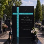 Krzyż ze szkła fusingowego w turkusowych barwach na granitowym nagrobku