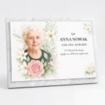 duże zdjęcie na pomnik z fotografią zmarłej i motywem kwiatowym