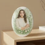 Fotocerámica ovalada personalizada con retrato y marco floral para lápida