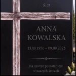 Krzyż asymetryczny na pomniku granitowym z grawerowanym napisem