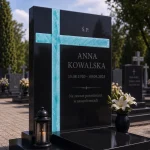 Krzyż asymetryczny ze szkła fusingowego na czarnym granitowym pomniku