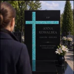 Krzyż asymetryczny na pomnik ze szkła fusingowego w kolorze turkusowym na czarnym granicie