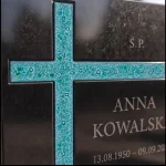 Krzyż asymetryczny ze szkła fusingowego na czarnym nagrobku
