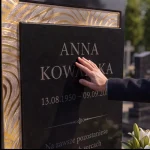 Granitowy nagrobek z indywidualnym grawerem i złotymi zdobieniami