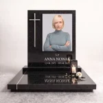nowoczesny nagrobek pojedynczy z dużym zdjęciem na pomnik i krzyżem