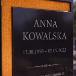 panel szklany na pomnik z grawerowanym napisem i dekoracyjną wstawką szklaną