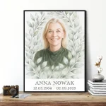 personalizowany portret nagrobny ze zdjęcia z motywem liści i danymi zmarłej