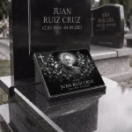 Placa de vidrio con nombre y fechas para lápida con retrato grabado