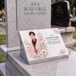 Placa conmemorativa de cristal con foto, flores y fechas para lápida