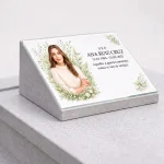 Placa de vidrio con nombre y fechas y retrato floral para lápida