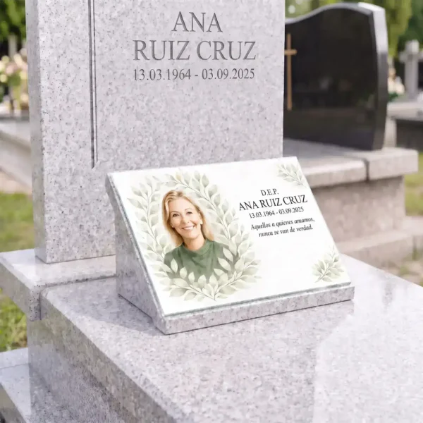Placa de vidrio con foto, nombre y fechas para monumento funerario