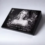 Placa conmemorativa de cristal con retrato, nombre y fechas para lápida