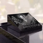 Placa de vidrio con nombre y fechas y retrato grabado para lápida