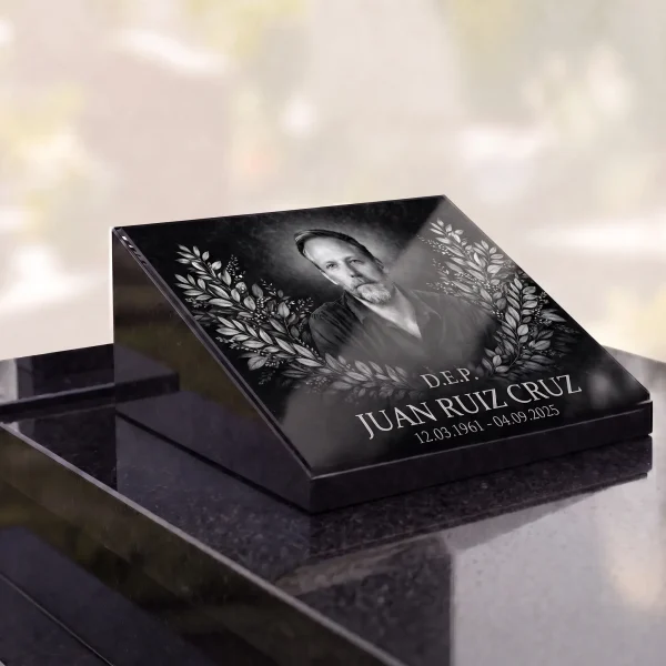 Placa de vidrio con nombre y fechas y retrato grabado para lápida