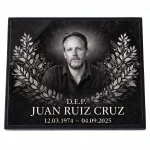 Placa de vidrio con nombre y fechas para lápida con retrato grabado