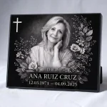 placa de vidrio con nombre y fechas y retrato grabado para lápida