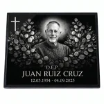 placa de vidrio con nombre y fechas y retrato grabado para lápida