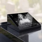 Placa de vidrio con nombre y fechas y retrato grabado para lápida