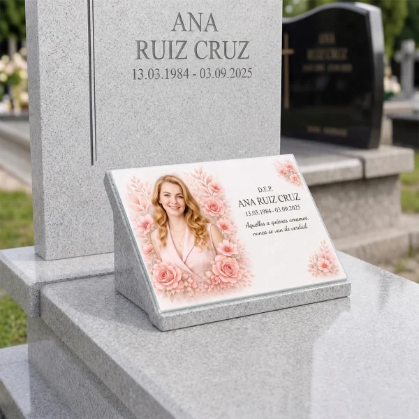 Placa de cristal para lápida con retrato, nombre, fechas y flores rosas