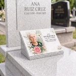 Placa de vidrio con nombre y fechas y foto para lápida
