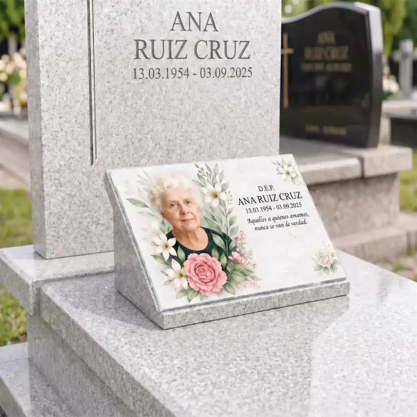 Placa de vidrio con nombre y fechas y foto para lápida