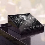 Placa de vidrio para lápida con retrato grabado, cruz y fechas