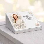 placa de vidrio con nombre y fechas y foto para lápida con rosas