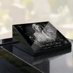 Placa de vidrio para lápida con retrato grabado, nombre y fechas