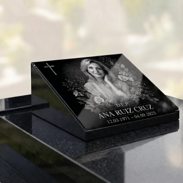 Placa de vidrio para lápida con retrato grabado, nombre y fechas