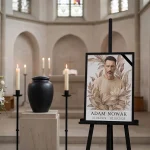 Portret porcelanowy na nagrobek z motywem florystycznym na sztaludze