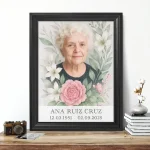 Retrato de porcelana para lápida con nombre y fechas, decorado con flores