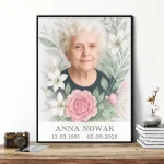 Personalizowana tablica na pomnik ze zdjęciem zmarłej i kwiatami