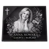 szklana tablica nagrobkowa z grawerem zdjęcia, imieniem i nazwiskiem zmarłej