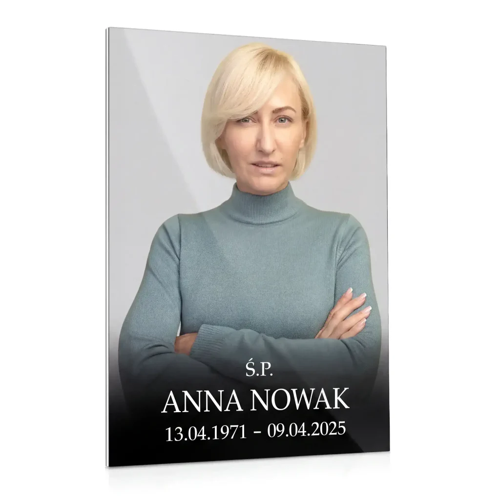 szklana tablica nagrobkowa z fotografią, imieniem i nazwiskiem zmarłej oraz datami narodzin i śmierci