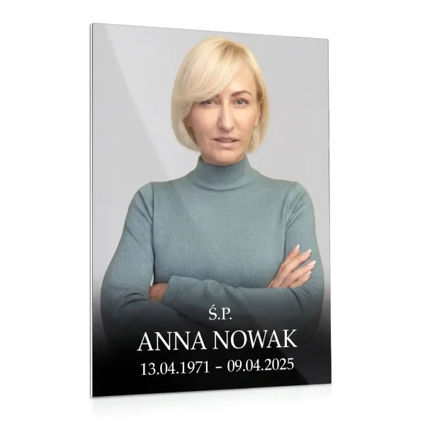 szklana tablica nagrobkowa z fotografią, imieniem i nazwiskiem zmarłej oraz datami narodzin i śmierci