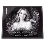 szklana tablica nagrobkowa z grawerem portretu, kwiatami i krzyżem